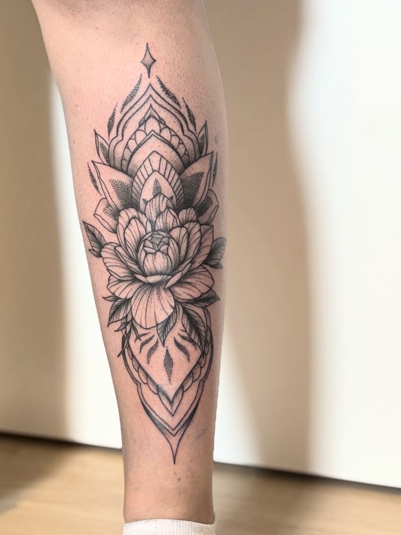 Mandala mit Pfingstrose auf der Wade