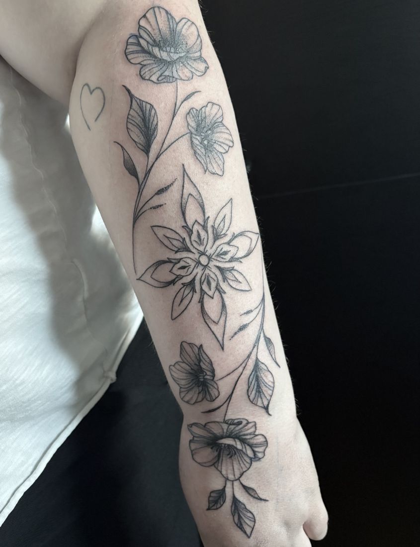 Blumenranke über Unterarm und Handrücken