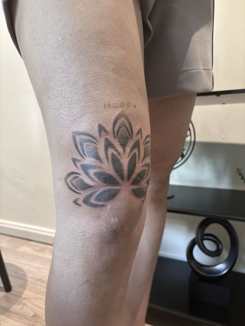 Lotus-Mandala in Dotwork über dem Knie